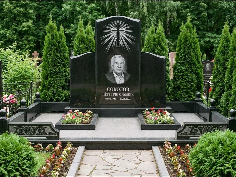 Памятник из чёрного гранита — низкая стела с крестом сбоку с золочёным крестом, работа «Верещагин» в Ижевске