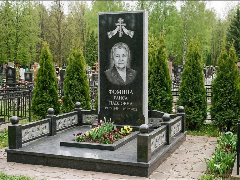 Памятник из чёрного гранита — семейный мемориал с ажурным резным крестом, работа «Мельникова» в Ижевске