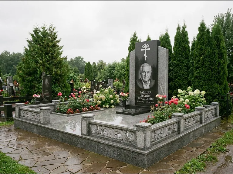 Памятник из чёрного гранита — стела с двумя портретами с крестом с рушником, работа «Богданов» в Ижевске
