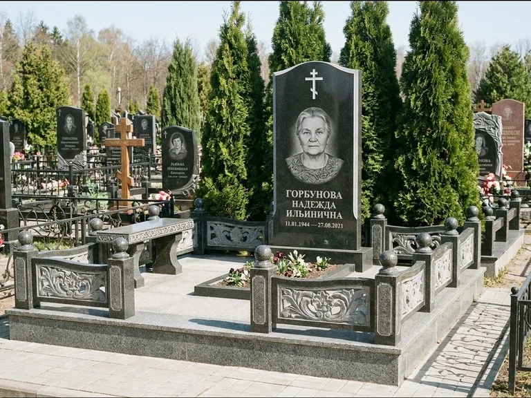 Памятник из чёрного гранита — стела с золочёным крестом с крестом с терновым венцом, работа «Селезнёва» в Ижевске