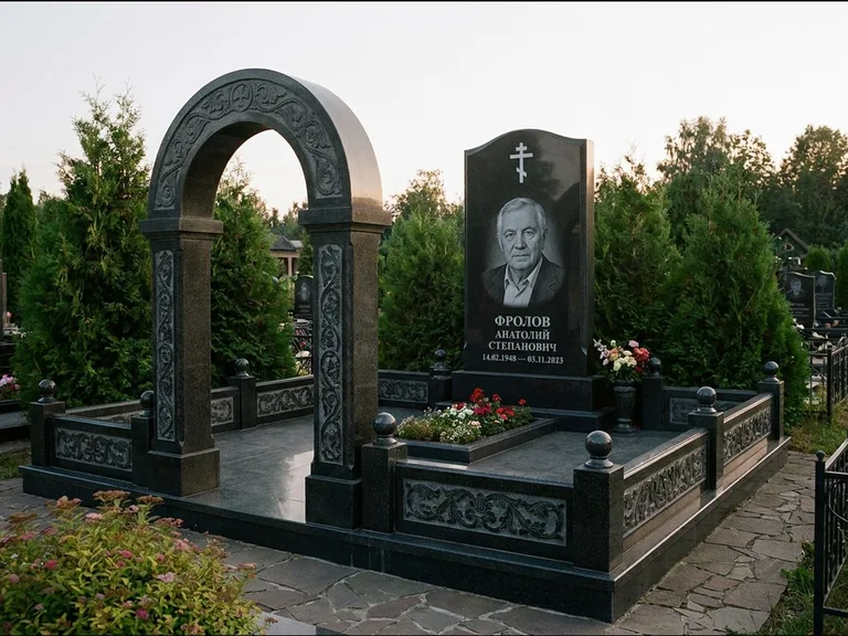 Памятник из чёрного гранита — высокая стела с процветшим крестом с православным восьмиконечным крестом, работа «Панкратов» в Ижевске