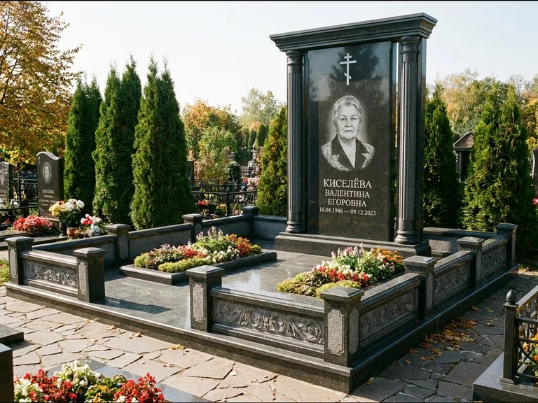 Памятник из чёрного гранита — стела с кельтским крестом с латинским крестом, работа «Ерофеева» в Ижевске