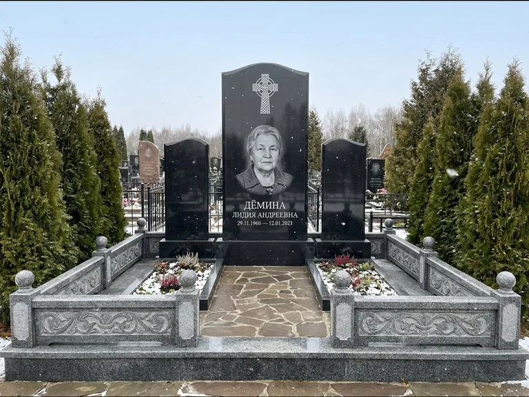 Памятник из чёрного гранита — стела с крестом и ветвью с кельтским крестом, работа «Лаврентьева» в Ижевске