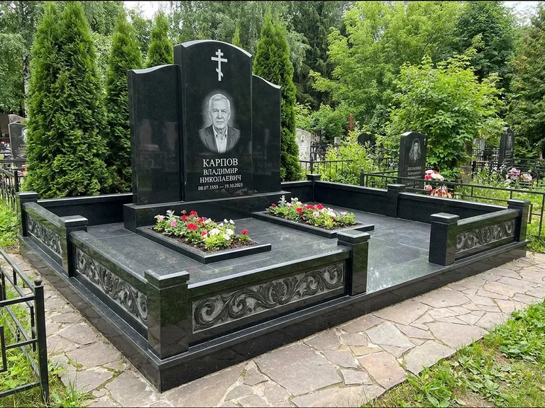 Памятник из чёрного гранита — двойная семейная стела с крестом на Голгофе, работа «Тихонов» в Ижевске