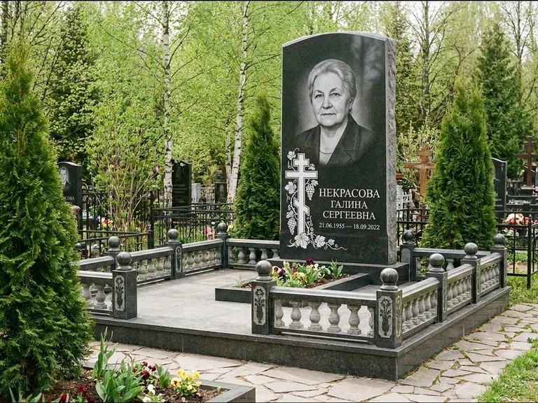 Памятник из чёрного гранита — стела с крестом и книгой с крестом с распятием, работа «Савельева» в Ижевске