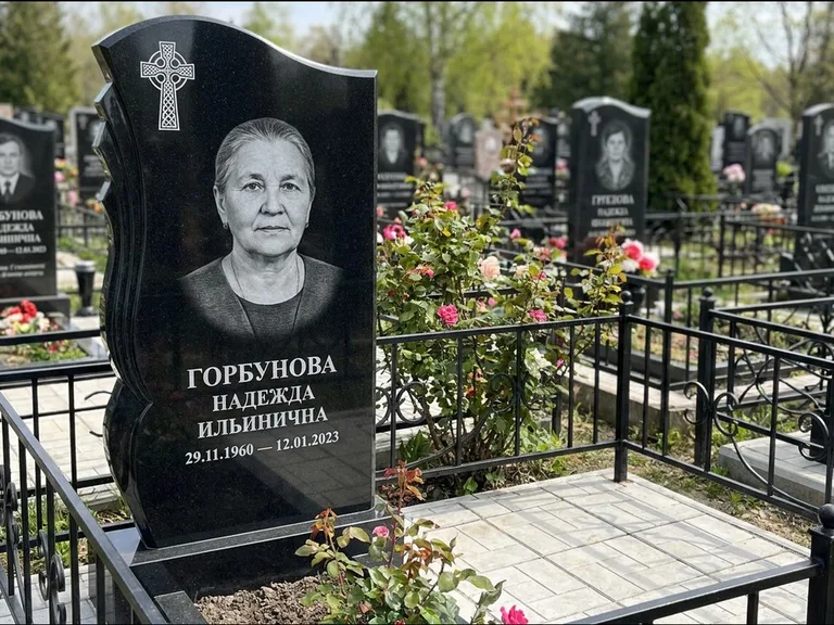 Памятник из чёрного гранита — высокий обелиск с кельтским крестом, работа «Одинцова» в Ижевске