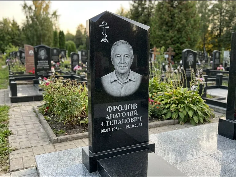 Памятник из чёрного гранита — стела со столиком и скамьёй с крестом на Голгофе, работа «Верещагин» в Ижевске