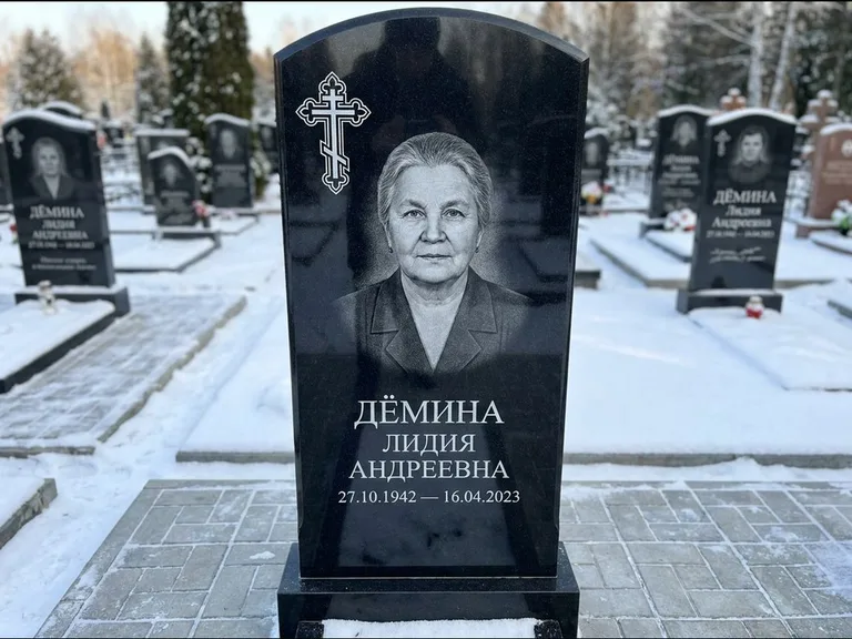 Памятник из чёрного гранита — стела домиком с крестом в лучах, работа «Селезнёва» в Ижевске