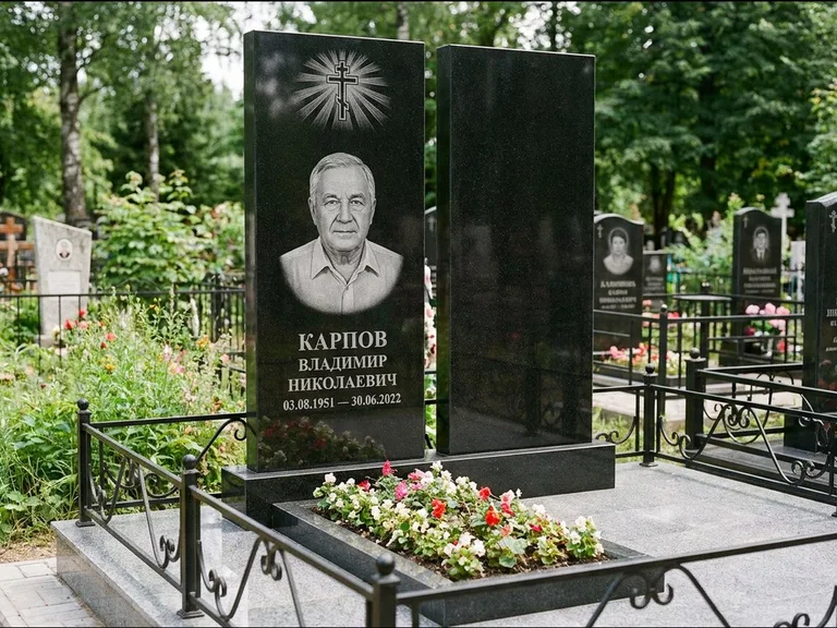 Памятник из чёрного гранита — ступенчатая стела с золочёным крестом, работа «Панкратов» в Ижевске