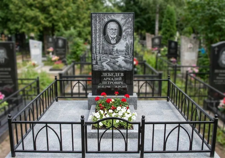 Памятник с гравировкой берёзовой рощи, портретом и надписью в Ижевске