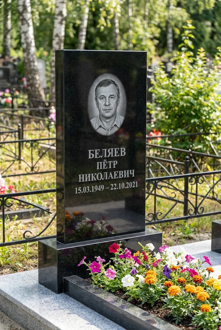Вертикальный чёрный гранитный памятник под ключ с цветником в Ижевске