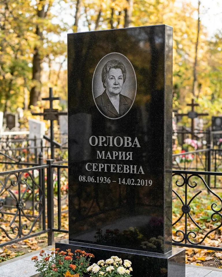 Вертикальный серый гранитный памятник под ключ, осень в Ижевске