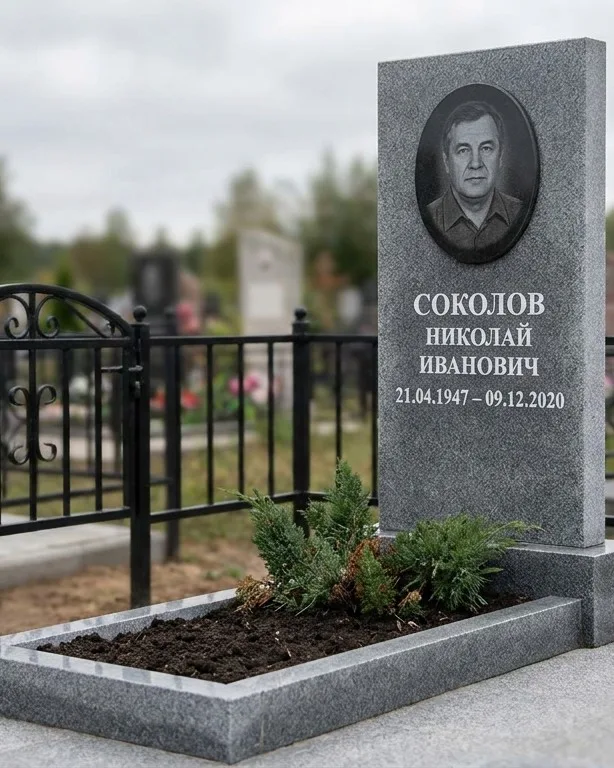 Чёрный памятник под ключ на гранитном цоколе в Ижевске