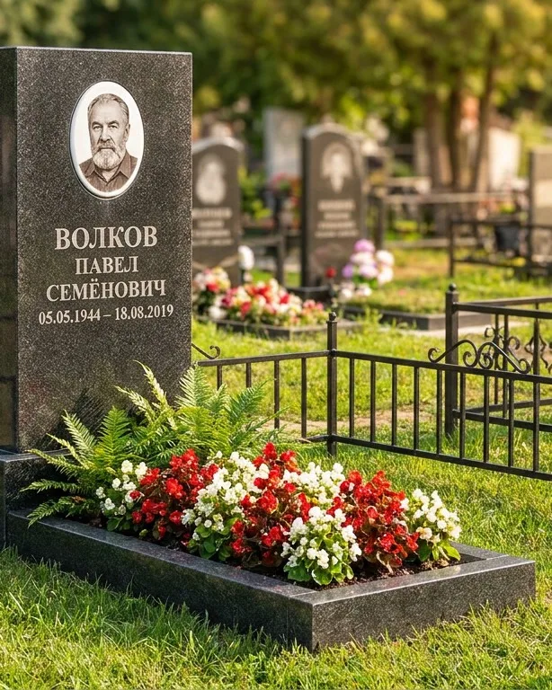 Тёмно-серый памятник под ключ с художественной гравировкой в Ижевске
