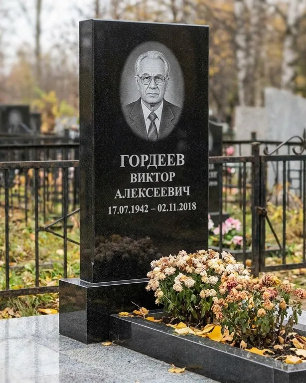 Памятник под ключ с гранитным цоколем и плиткой в Ижевске