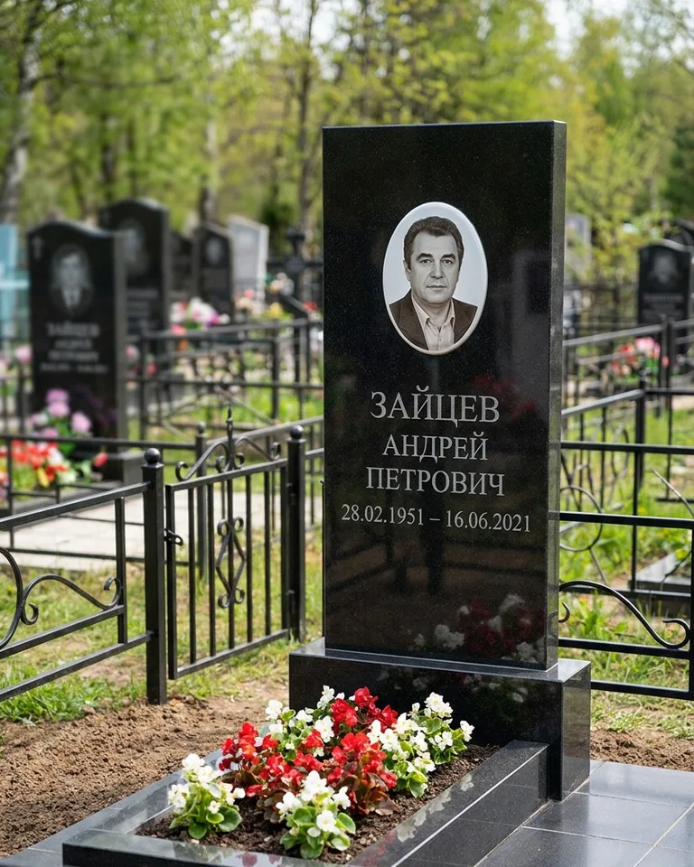 Памятник под ключ с гранитной вазой и цветами в Ижевске