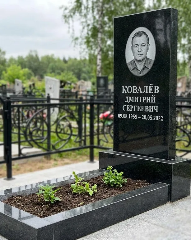 Горизонтальный серый памятник под ключ, осень в Ижевске