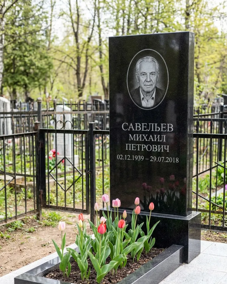 Горизонтальный памятник под ключ на гранитном основании в Ижевске