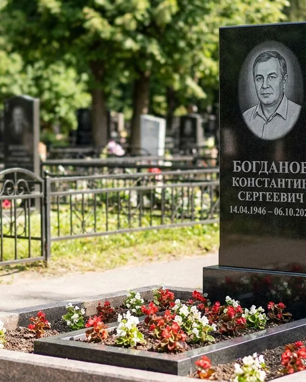 Низкий горизонтальный памятник под ключ с цветником в Ижевске