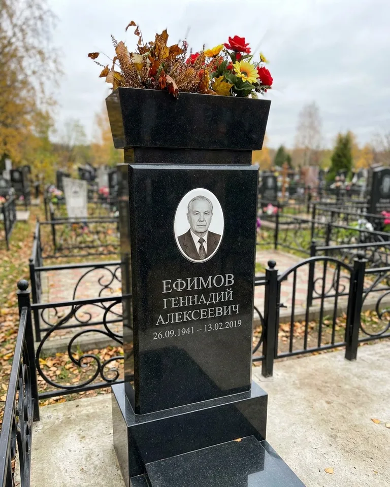 Двойной семейный памятник под ключ с портретами в Ижевске