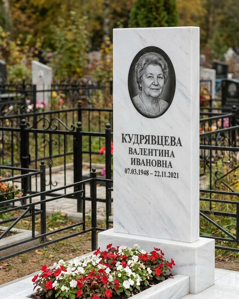 Двойной памятник под ключ с цоколем и плиткой в Ижевске