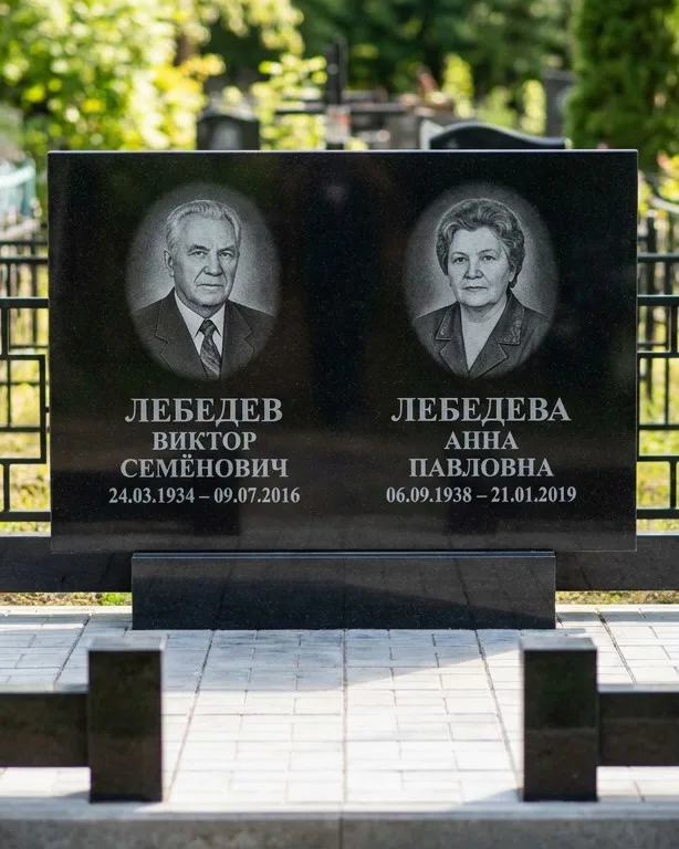 Памятник под ключ из красного гранита в Ижевске