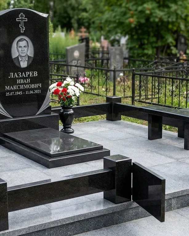 Памятник под ключ зимой с венком в Ижевске