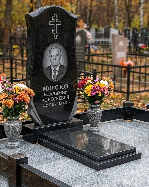 Памятник под ключ со скамьёй и мощением в Ижевске