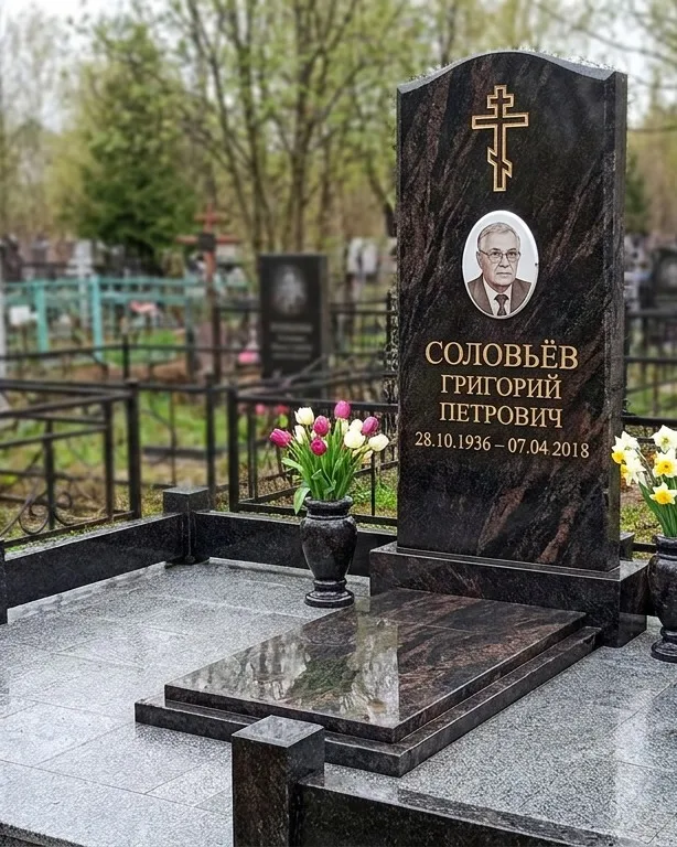 Памятник под ключ с гранитным цоколем и вазой, осень в Ижевске