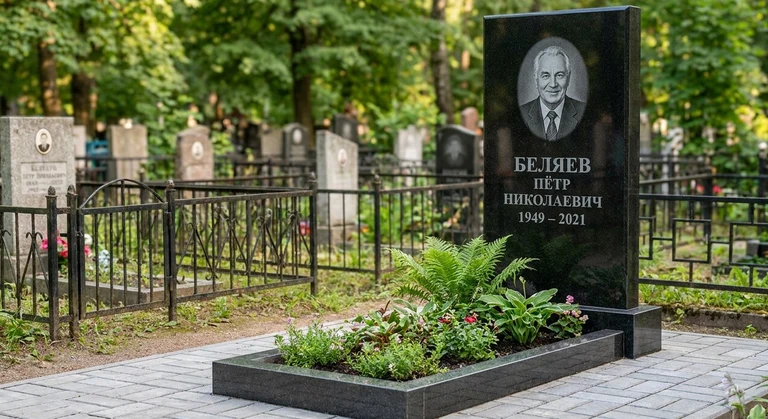 Памятник под ключ в Ижевске — гранитная стела с цветником и благоустройством, установлен под ключ