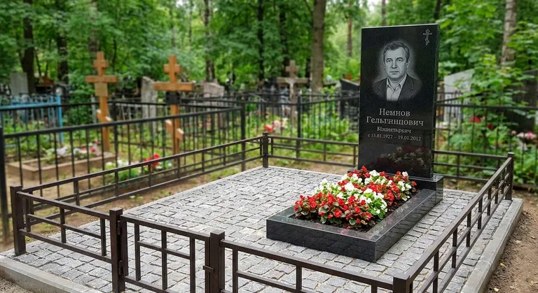 Памятник под ключ с цветником и благоустройством в Ижевске