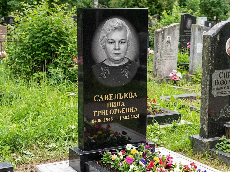Портрет на памятнике в Ижевске — Паспортное фото восстановили и награвировали на чёрной стеле