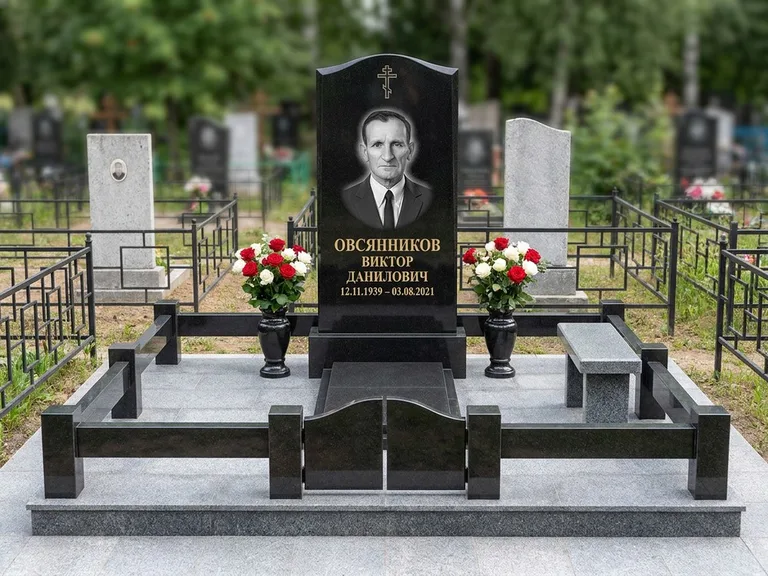 Портрет на памятнике в Ижевске — Старый снимок → гравировка на премиум-комплексе с плиткой и оградой