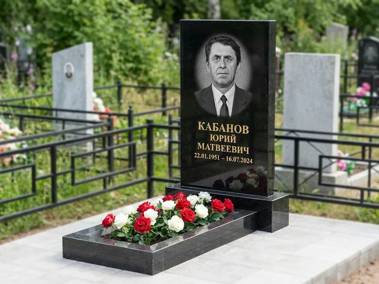 Портрет на памятнике в Ижевске — Старый снимок → гравировка на вертикальной стеле