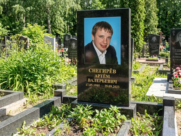 Портрет на памятнике в Ижевске — Цветное фото → прямоугольная фотокерамика на чёрном граните