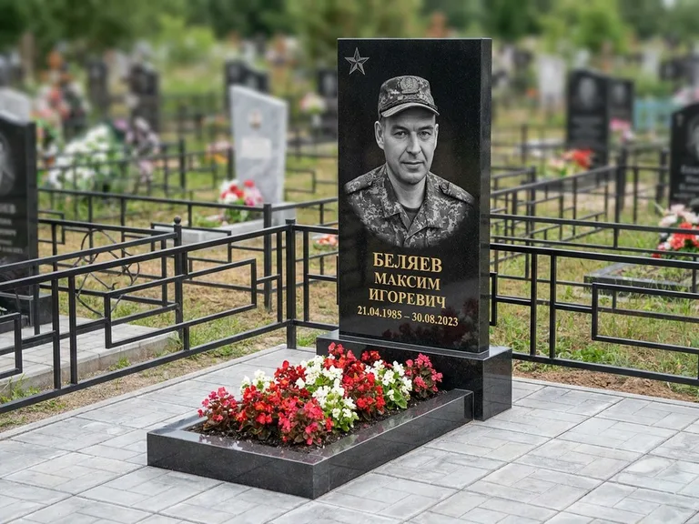 Портрет на памятнике в Ижевске — Военное фото → цветная фотокерамика, гравированная звезда