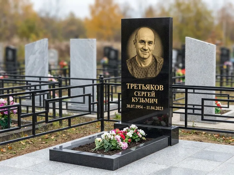 Портрет на памятнике в Ижевске — Восстановленный портрет → гравировка на вертикальной стеле