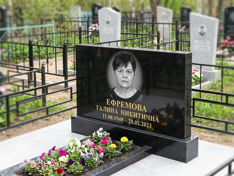Портрет на памятнике в Ижевске — Ч/б портрет → гравировка на горизонтальном памятнике
