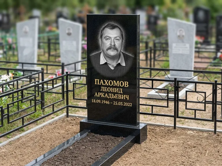 Портрет на памятнике в Ижевске — Маленькое фото → гравировка на простом бюджетном памятнике