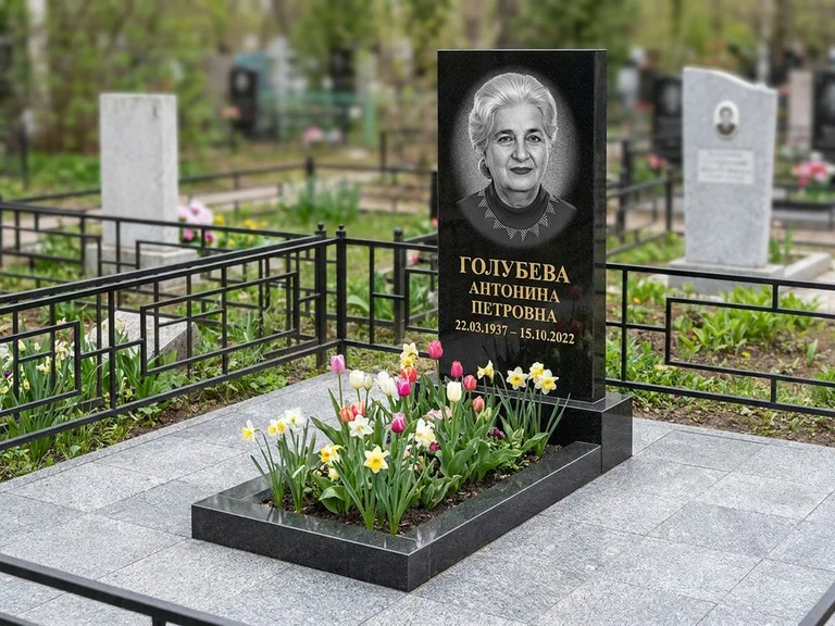Портрет на памятнике в Ижевске — Выцветший скан восстановили и награвировали на стеле