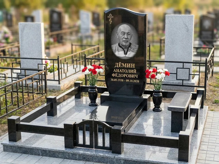 Портрет на памятнике в Ижевске — Реставрация → гравировка на премиум-комплексе