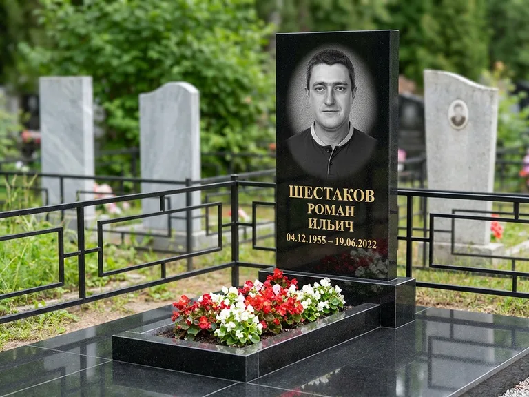 Портрет на памятнике в Ижевске — Ч/б портрет → гравировка на стеле