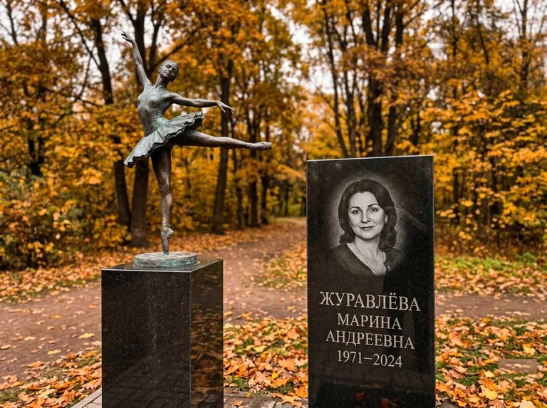 Бронзовая балерина на постаменте рядом со стелой осенью в Ижевске