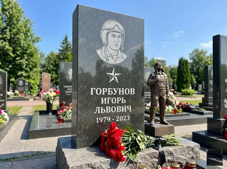 Гранитная фигура лётчика на памятнике военному со звездой в Ижевске