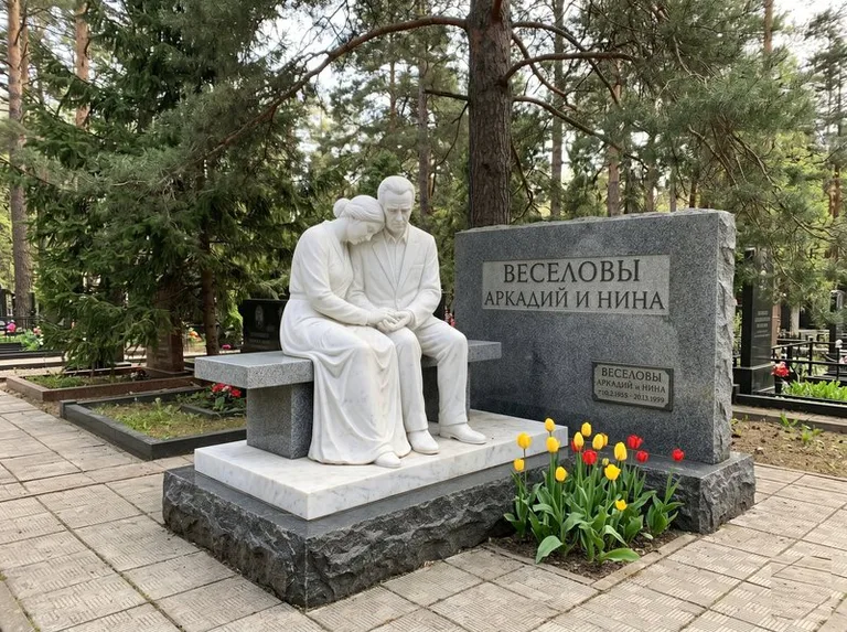 Мраморная скорбящая пара на эксклюзивном мемориале в Ижевске