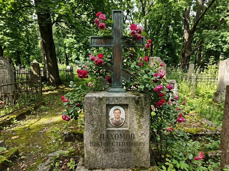 Бронзовый крест с розами на гранитной плите в Ижевске