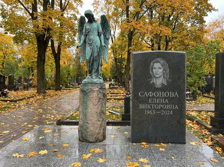 Бронзовый ангел на колонне рядом с памятником в Ижевске