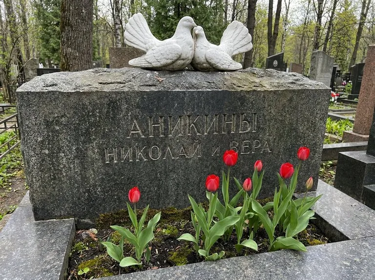 Пара голубей из литьевого мрамора на гранитной плите в Ижевске