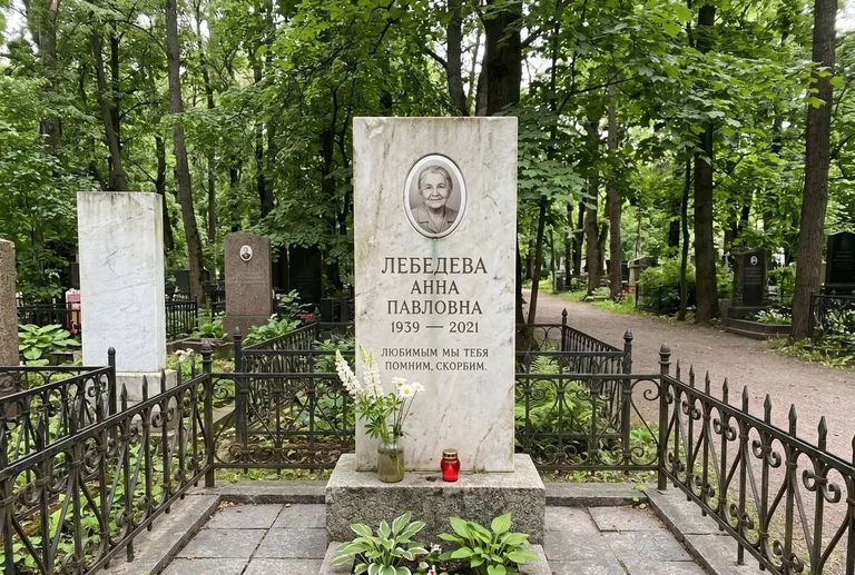 Уборка могилы до и после осенью — городское кладбище в Ижевске