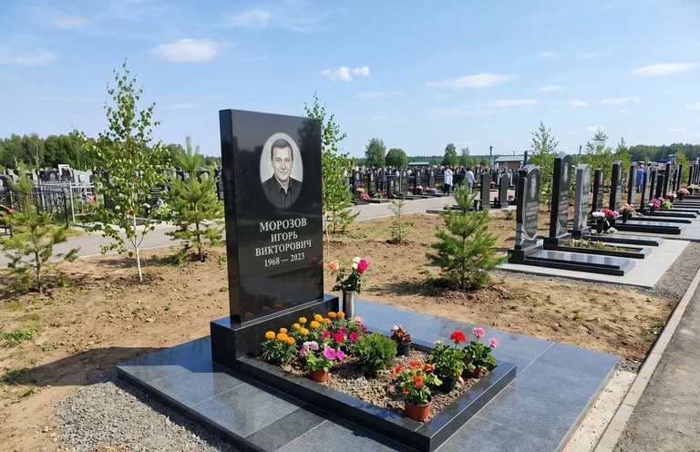 Уборка могилы со скамьёй до и после в Ижевске